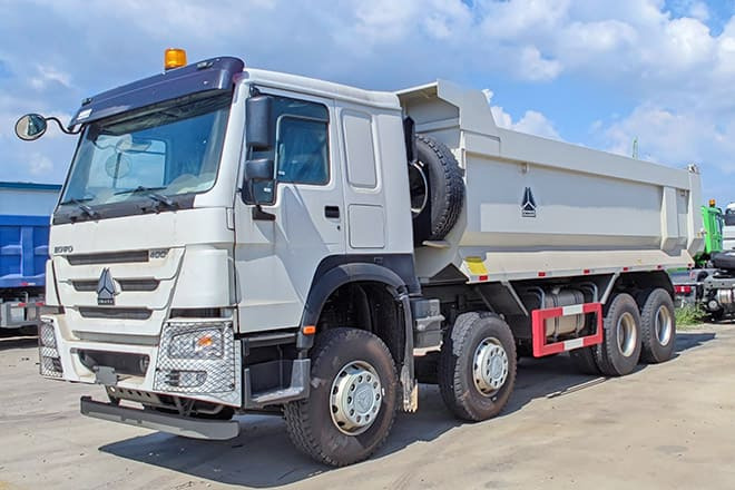 SINOTRUK Howo 8x4 Tipper Truck for Sale in Guinea - Tipper: picture 1 SINOTRUK Howo 8x4 Tipper Truck for Sale in Guinea - Tipper: picture 1