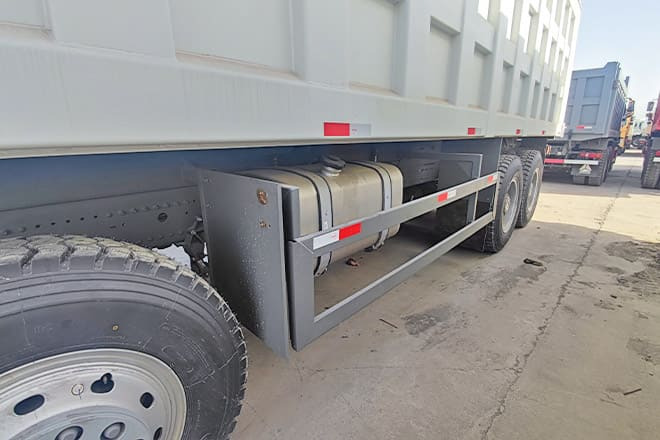 SINOTRUK Sino Howo 8x4 Dump truck for Sale in Senegal - Tipper: picture 5 SINOTRUK Sino Howo 8x4 Dump truck for Sale in Senegal - Tipper: picture 5