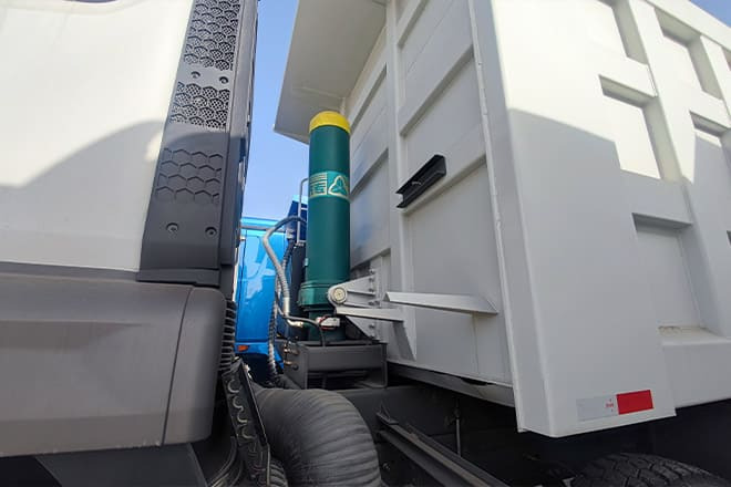 SINOTRUK Sino Howo 8x4 Dump truck for Sale in Senegal - Tipper: picture 2 SINOTRUK Sino Howo 8x4 Dump truck for Sale in Senegal - Tipper: picture 2