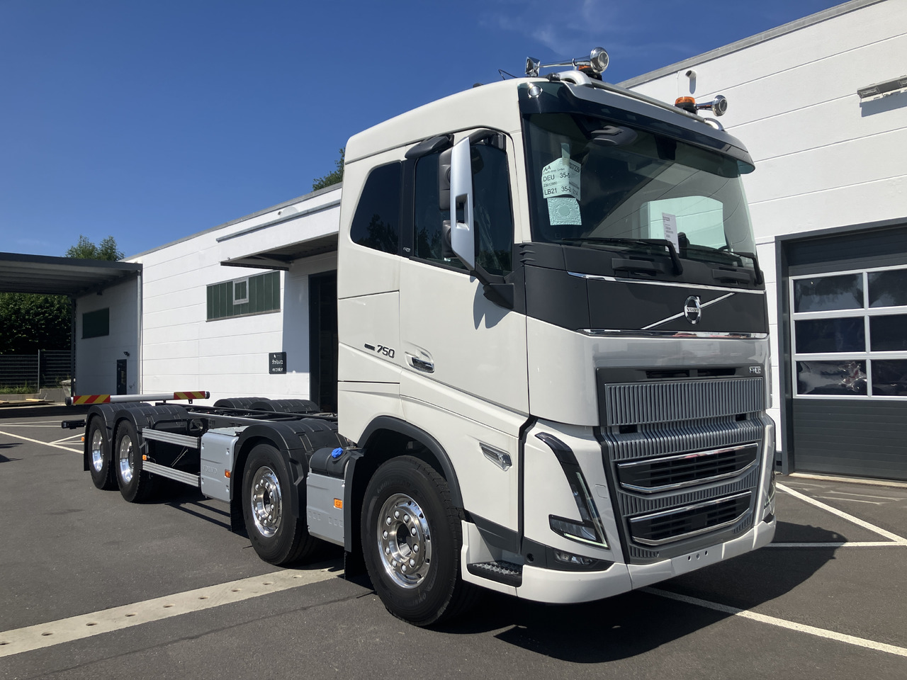 VOLVO FH16 750 8x4 Chassis - Cab chassis truck: picture 1 VOLVO FH16 750 8x4 Chassis - Cab chassis truck: picture 1
