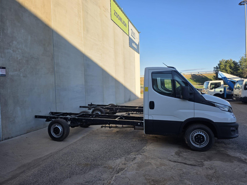Iveco Daily 35S14 - Cab chassis truck: picture 2 Iveco Daily 35S14 - Cab chassis truck: picture 2
