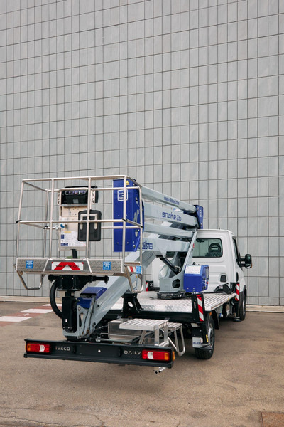 Oil & Steel Snake 26 Sobre IVECO 35S14 Distancia entre ejes 4100 mm - Aerial platform: picture 2 Oil & Steel Snake 26 Sobre IVECO 35S14 Distancia entre ejes 4100 mm - Aerial platform: picture 2