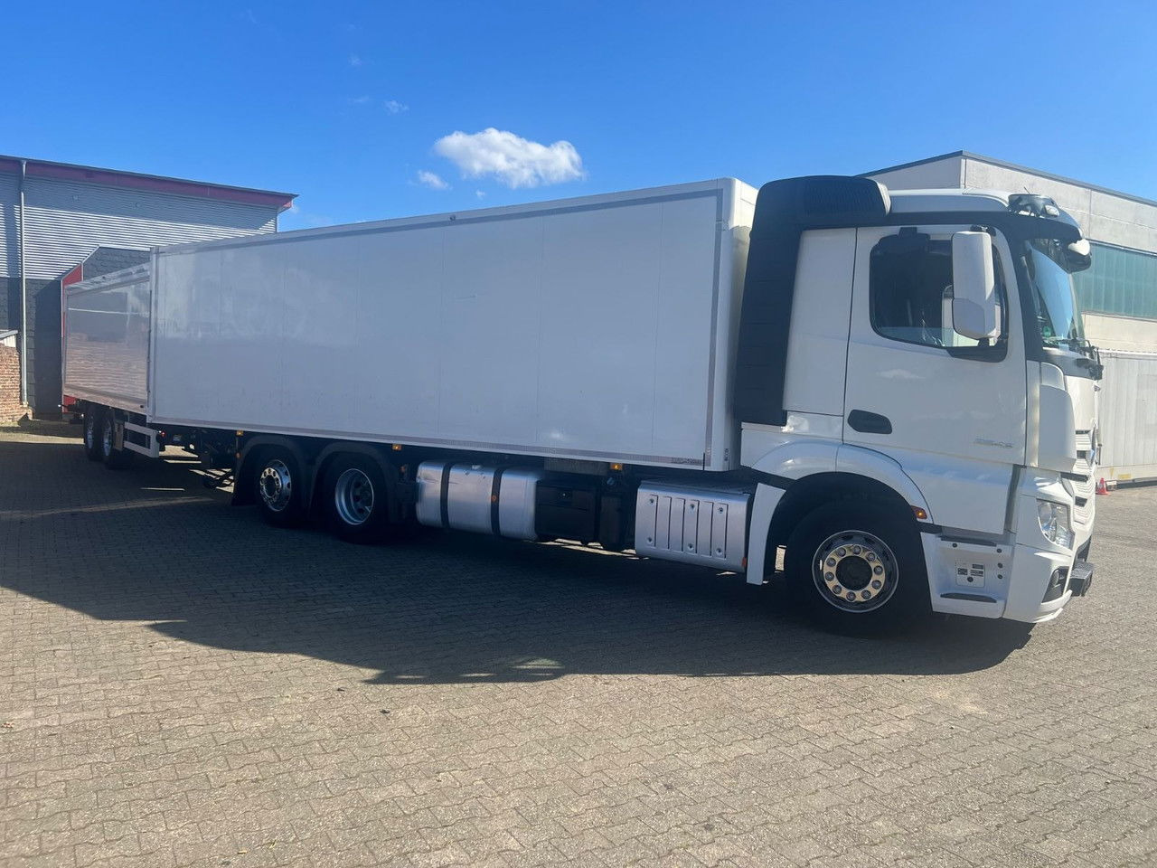 Mercedes-Benz Actros 2543 LBW Voll-Luft-Gefed-Lang Kof - Box truck: picture 3 Mercedes-Benz Actros 2543 LBW Voll-Luft-Gefed-Lang Kof - Box truck: picture 3