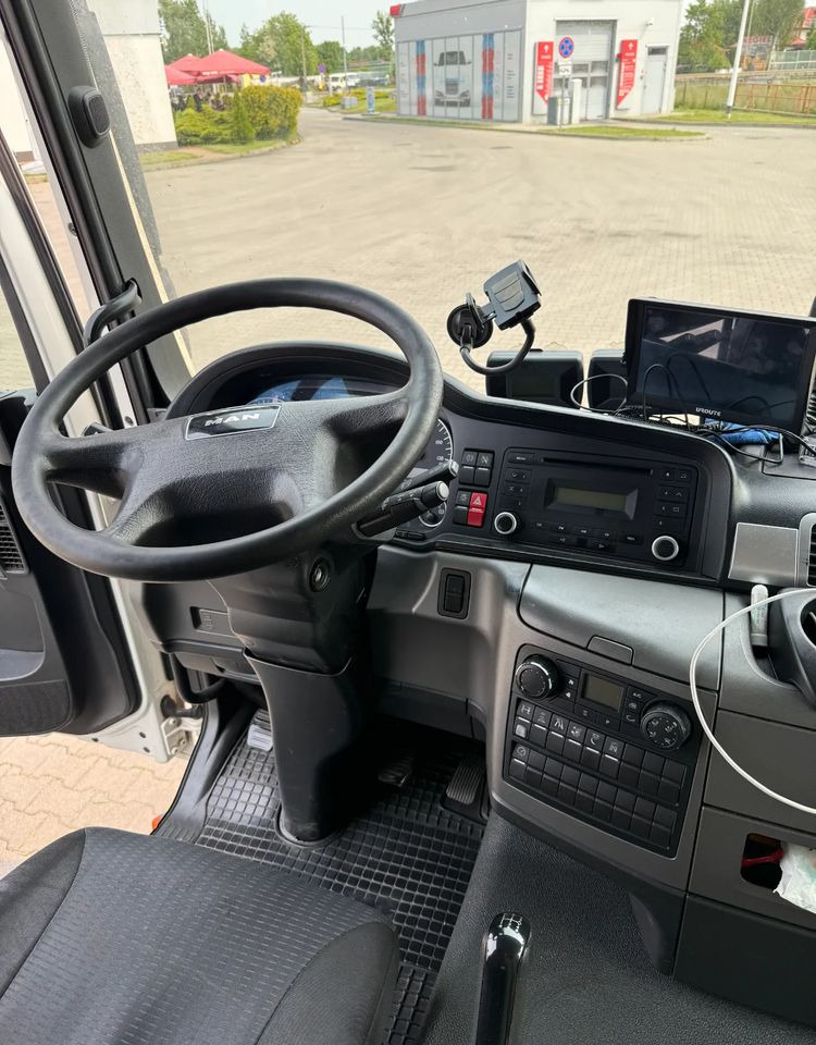 Curtainsider truck MAN: picture 8