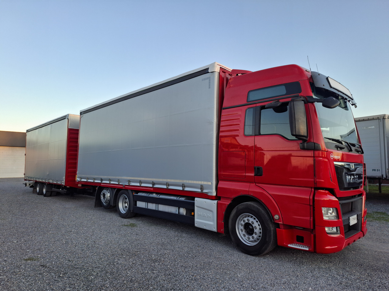 MAN TGX 26.440 E6 + SCHMITZ - Curtainsider truck: picture 1 MAN TGX 26.440 E6 + SCHMITZ - Curtainsider truck: picture 1