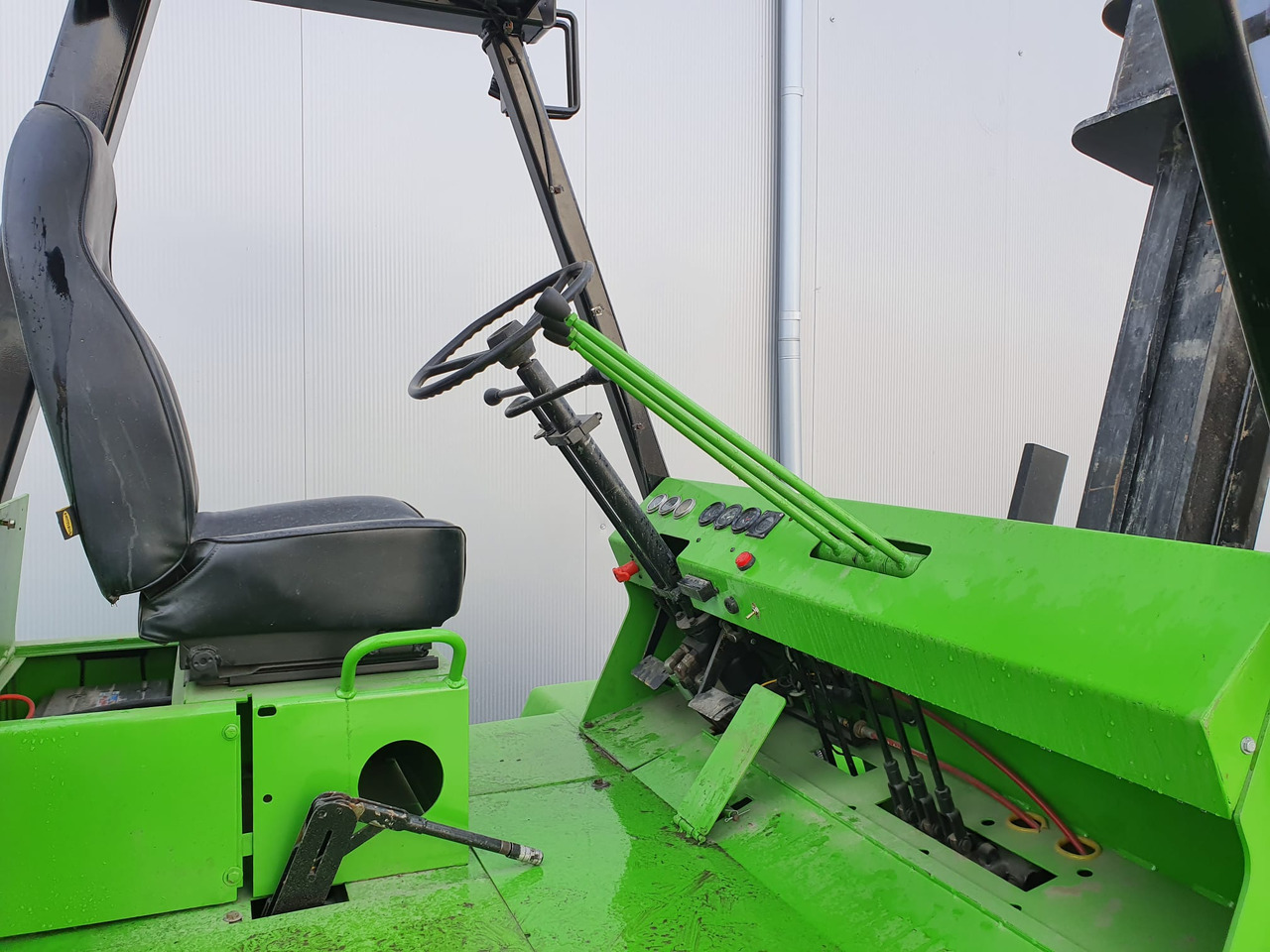 Rough terrain forklift CATERPILLAR V330B: picture 19