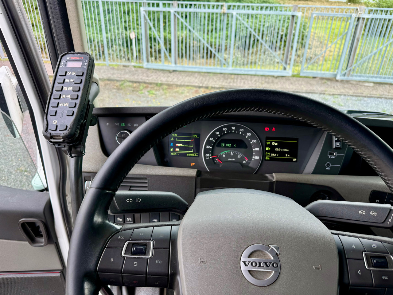 Hook lift truck VOLVO Fh-13-540 6x4R: picture 12