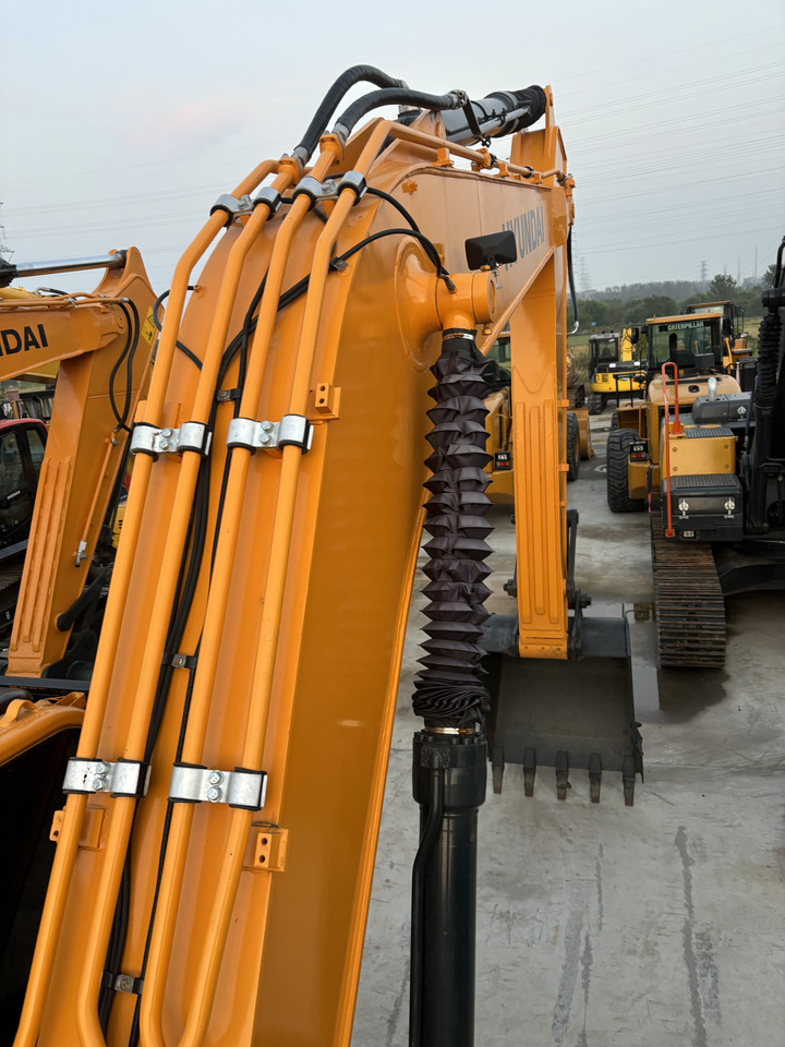 HYUNDAI 220LC—9S Hyundai 20 ton excavator in stock bucket hammer Customizable - Crawler excavator: picture 3 HYUNDAI 220LC—9S Hyundai 20 ton excavator in stock bucket hammer Customizable - Crawler excavator: picture 3