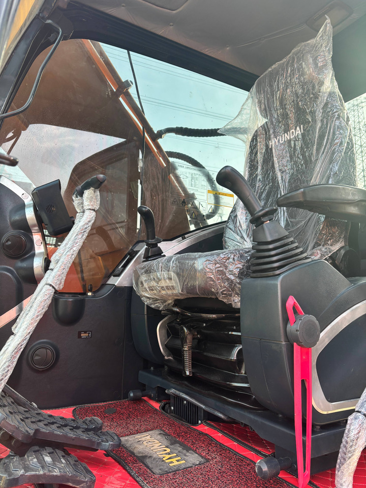 HYUNDAI 305LC-9T 30 ton class hydraulic excavator Hydraulic excavators customizable buckets hammer - Crawler excavator: picture 5 HYUNDAI 305LC-9T 30 ton class hydraulic excavator Hydraulic excavators customizable buckets hammer - Crawler excavator: picture 5