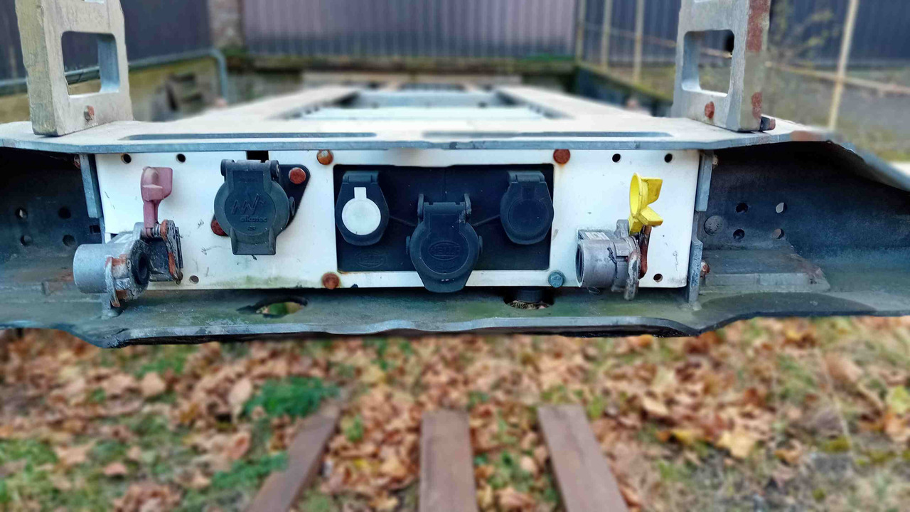 SCHMITZ CARGOBULL châssis porte-conteneur semi-remorque Os - type SGF*3 - adaptable pour conteneur 20' et 40' - Container transporter/ Swap body semi-trailer: picture 5 SCHMITZ CARGOBULL châssis porte-conteneur semi-remorque Os - type SGF*3 - adaptable pour conteneur 20' et 40' - Container transporter/ Swap body semi-trailer: picture 5