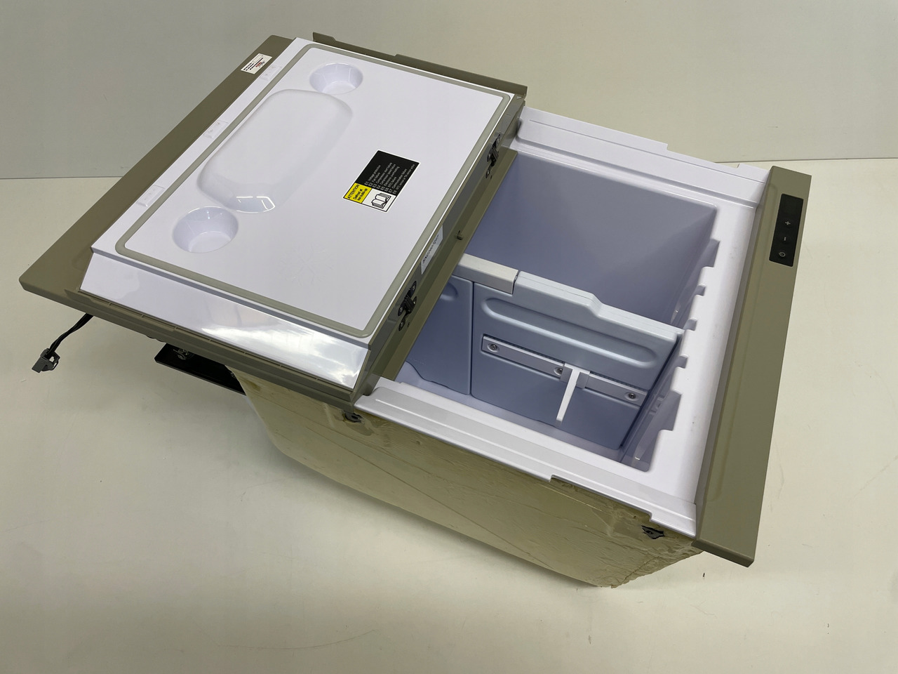 LODÓWKA CHŁODZIARKA VOLVO FH4 FH 4 P82174077 - Cab and interior for Truck: picture 2 LODÓWKA CHŁODZIARKA VOLVO FH4 FH 4 P82174077 - Cab and interior for Truck: picture 2