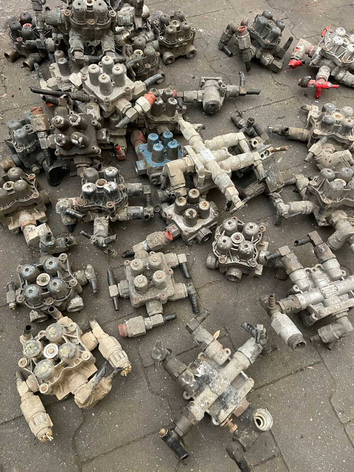 ZAWÓR CZTERODROŻNY MAN TGX TGS TGA 81521516096 - Brake valve for Truck: picture 3 ZAWÓR CZTERODROŻNY MAN TGX TGS TGA 81521516096 - Brake valve for Truck: picture 3