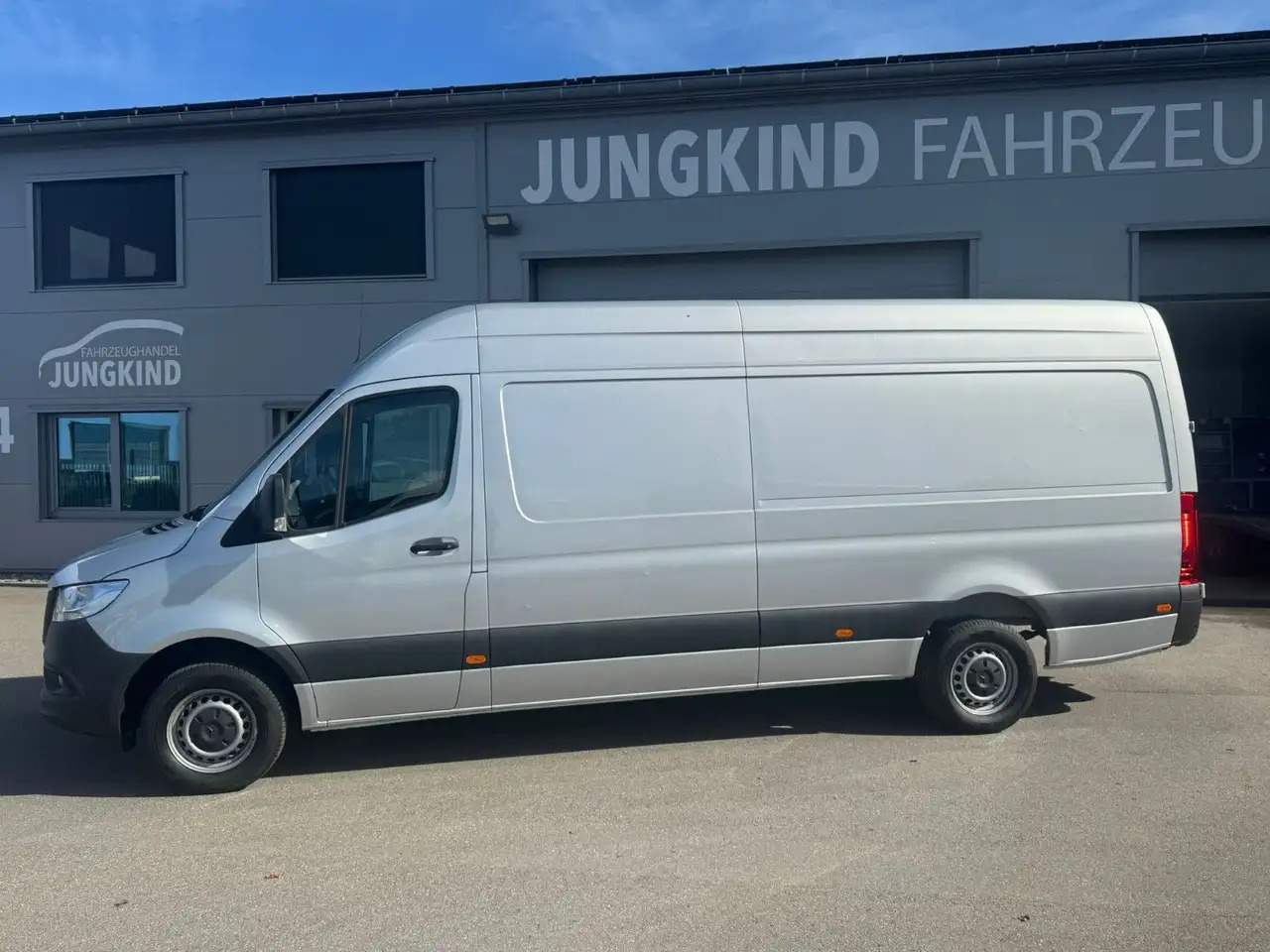 Mercedes-Benz Sprinter 317 CDI Maxi Lang Silber Klima MBUX AHK - Panel van: picture 1 Mercedes-Benz Sprinter 317 CDI Maxi Lang Silber Klima MBUX AHK - Panel van: picture 1