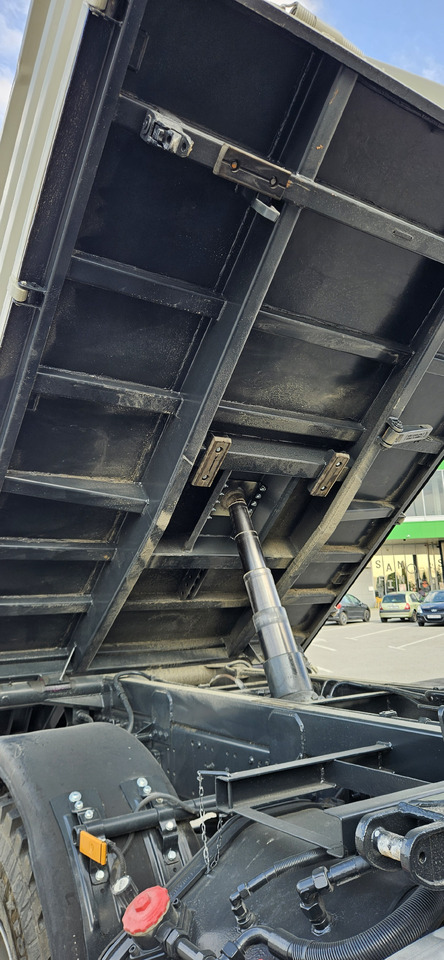 Lease a MERCEDES-BENZ Axor 1833 4x4 MERCEDES-BENZ Axor 1833 4x4: picture 10