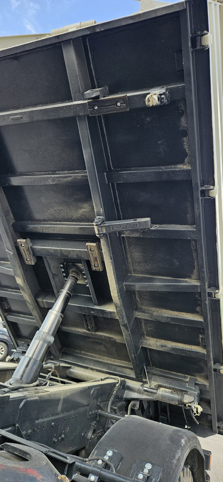 Lease a MERCEDES-BENZ Axor 1833 4x4 MERCEDES-BENZ Axor 1833 4x4: picture 9