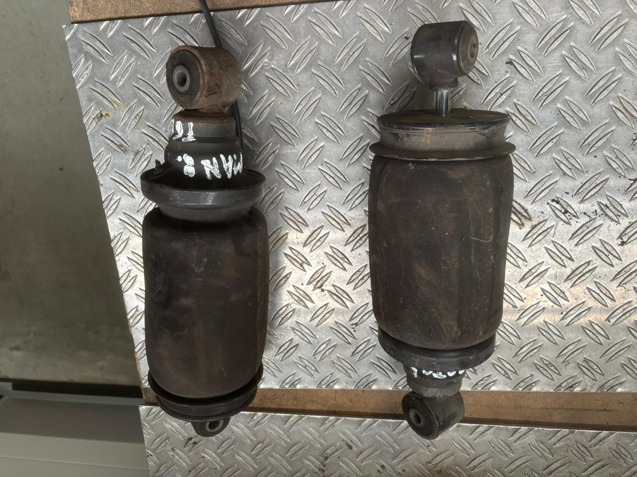 Gebrauchte Luftbälge MAN 8.180, Artikel - Nr. : 81.9999 - 9999 - Cab suspension for Truck: picture 4 Gebrauchte Luftbälge MAN 8.180, Artikel - Nr. : 81.9999 - 9999 - Cab suspension for Truck: picture 4