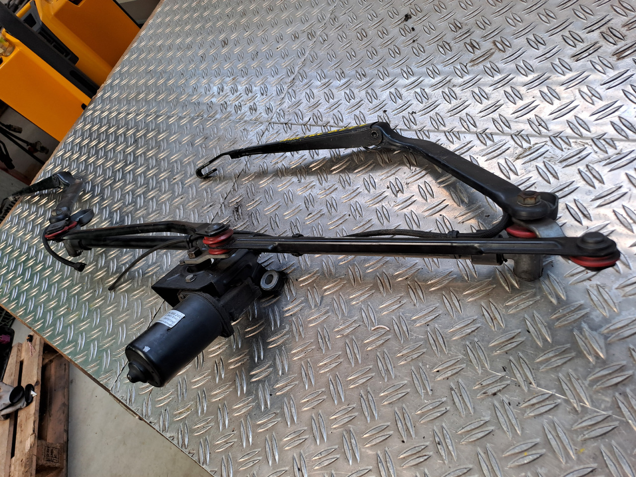 Gebrauchter MAN TGL 8.220 Scheibenwischergestänge und Wischermotor, Artikel - Nr.: 81.26411 - 6118 - Wiper for Truck: picture 1 Gebrauchter MAN TGL 8.220 Scheibenwischergestänge und Wischermotor, Artikel - Nr.: 81.26411 - 6118 - Wiper for Truck: picture 1