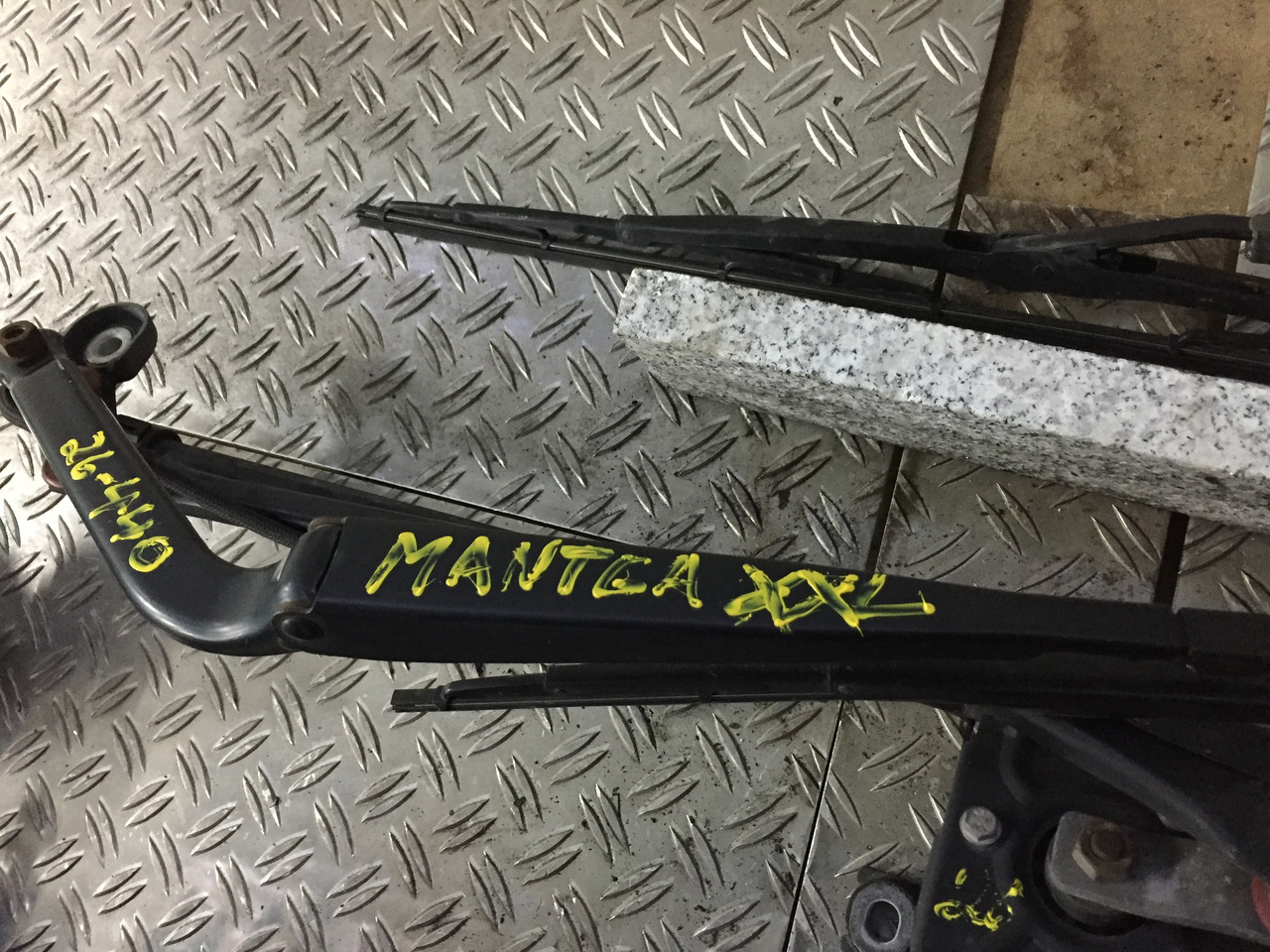 Gebrauchter Scheibenwischer MAN TGA 26.440 XXL mit Wischmotor Artikel - Nr.: 81.26411-6119 - Wiper for Truck: picture 1 Gebrauchter Scheibenwischer MAN TGA 26.440 XXL mit Wischmotor Artikel - Nr.: 81.26411-6119 - Wiper for Truck: picture 1