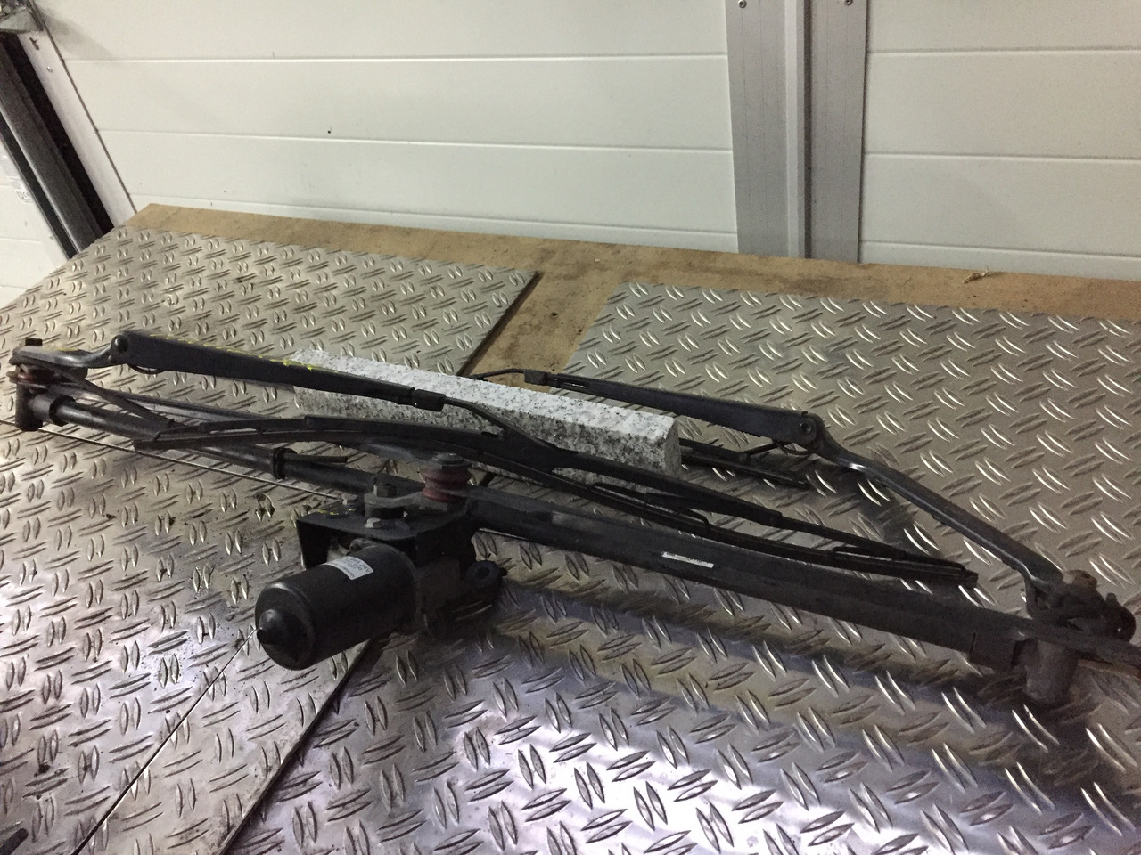 Gebrauchter Scheibenwischer MAN TGA 26.440 XXL mit Wischmotor Artikel - Nr.: 81.26411-6119 - Wiper for Truck: picture 2 Gebrauchter Scheibenwischer MAN TGA 26.440 XXL mit Wischmotor Artikel - Nr.: 81.26411-6119 - Wiper for Truck: picture 2