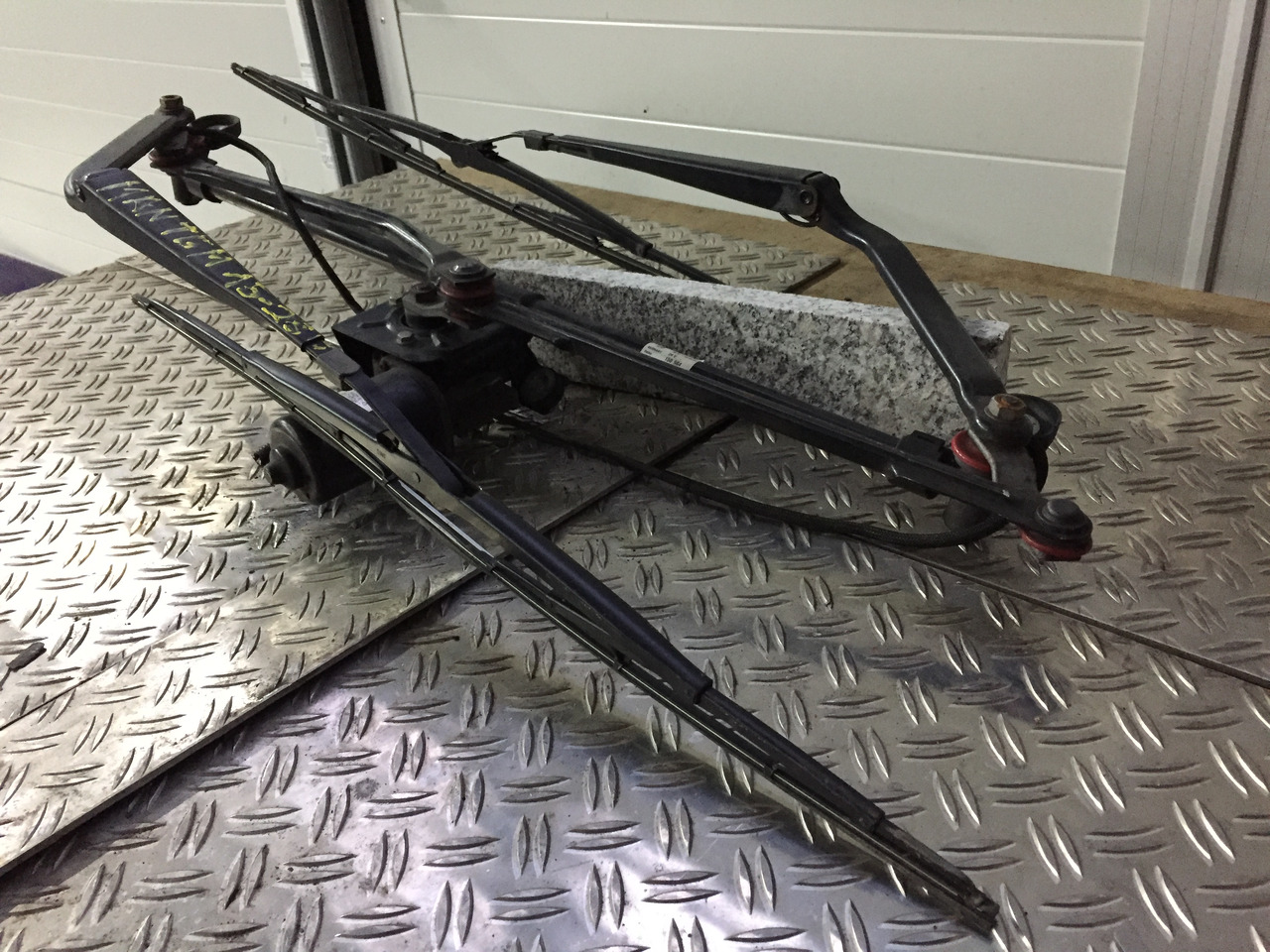 Gebrauchter Scheibenwischer MAN TGM 15.280 mit Wischmotor Artikel - Nr.: 81.26411-6118 - Wiper for Truck: picture 2 Gebrauchter Scheibenwischer MAN TGM 15.280 mit Wischmotor Artikel - Nr.: 81.26411-6118 - Wiper for Truck: picture 2