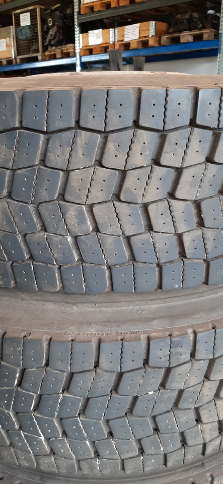 Neuwertige Dunlopp Reifen mit Felgen, 315 / 70 R22,5 Artikel - Nr. : 81.99999 - 9999 - Tire for Truck: picture 2 Neuwertige Dunlopp Reifen mit Felgen, 315 / 70 R22,5 Artikel - Nr. : 81.99999 - 9999 - Tire for Truck: picture 2