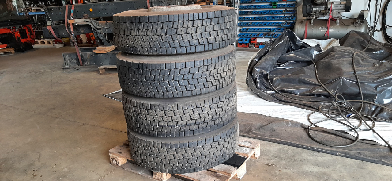Neuwertige Dunlopp Reifen mit Felgen, 315 / 70 R22,5 Artikel - Nr. : 81.99999 - 9999 - Tire for Truck: picture 1 Neuwertige Dunlopp Reifen mit Felgen, 315 / 70 R22,5 Artikel - Nr. : 81.99999 - 9999 - Tire for Truck: picture 1
