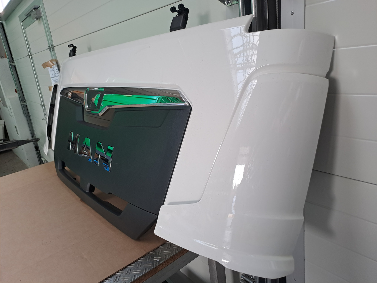 Neuwertige Frontklappe, silber, schmal MAN TGL / TGM / TG3, Artikel - Nr.: 81.61110 - 6123 - Hood for Truck: picture 1 Neuwertige Frontklappe, silber, schmal MAN TGL / TGM / TG3, Artikel - Nr.: 81.61110 - 6123 - Hood for Truck: picture 1