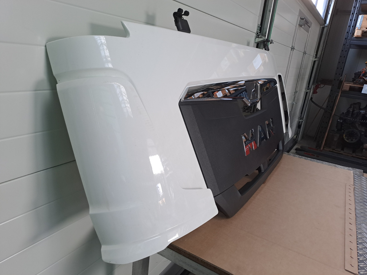 Neuwertige Frontklappe, silber, schmal MAN TGL / TGM / TG3, Artikel - Nr.: 81.61110 - 6123 - Hood for Truck: picture 2 Neuwertige Frontklappe, silber, schmal MAN TGL / TGM / TG3, Artikel - Nr.: 81.61110 - 6123 - Hood for Truck: picture 2