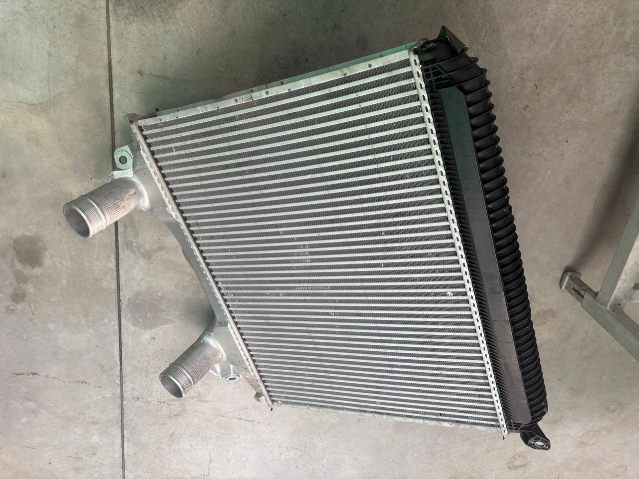 Neuwertiger MAN TGX Ladeluftkühler für D 20 / D 26, Artikel - Nr. : 81.06130 - 0218 - Intercooler for Truck: picture 2 Neuwertiger MAN TGX Ladeluftkühler für D 20 / D 26, Artikel - Nr. : 81.06130 - 0218 - Intercooler for Truck: picture 2