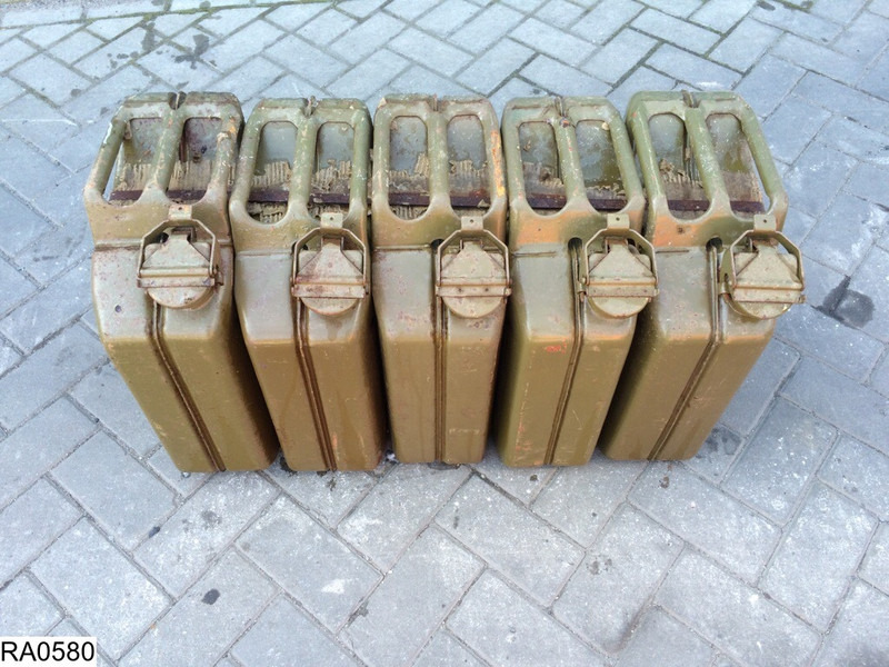 Fruehauf gesloten bak Estimated 3000 Jerrycans - Closed box semi-trailer: picture 4 Fruehauf gesloten bak Estimated 3000 Jerrycans - Closed box semi-trailer: picture 4