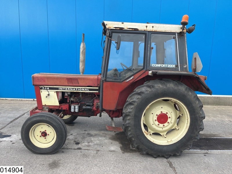 International 744 54 kW 72 HP, Manual - Farm tractor: picture 4 International 744 54 kW 72 HP, Manual - Farm tractor: picture 4