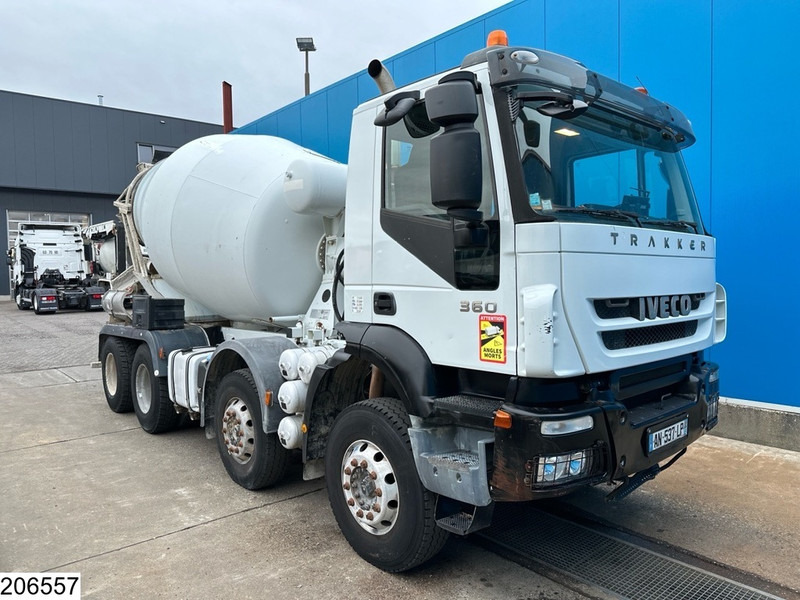 Iveco Trakker 360 8x4, EURO 5, CIFA mixer - Concrete mixer truck: picture 3 Iveco Trakker 360 8x4, EURO 5, CIFA mixer - Concrete mixer truck: picture 3