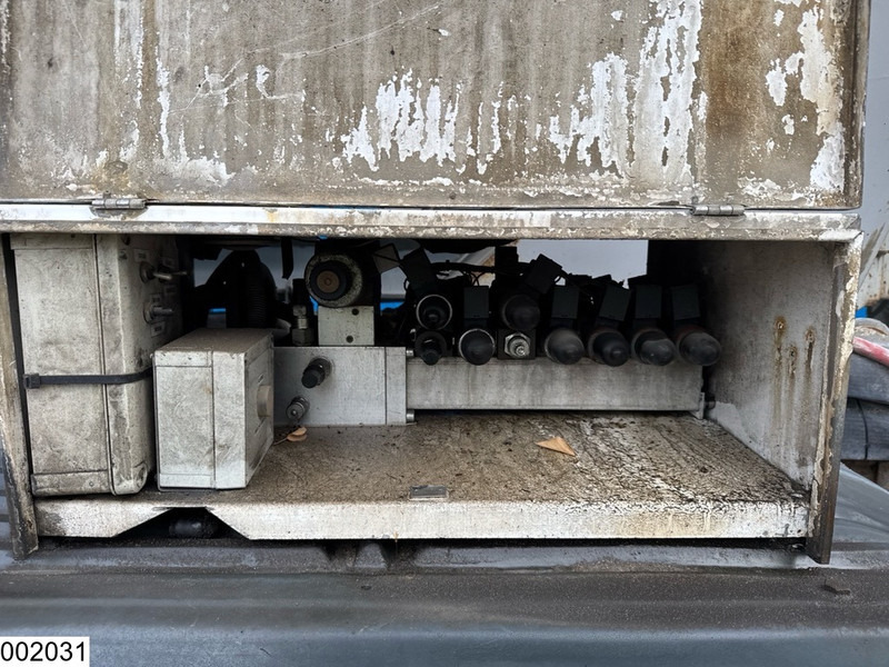 Concrete mixer truck Renault Kerax 410 Dxi 8x4, EURO 4, 9m3, Steel suspension, Remote: picture 14 Concrete mixer truck Renault Kerax 410 Dxi 8x4, EURO 4, 9m3, Steel suspension, Remote: picture 14