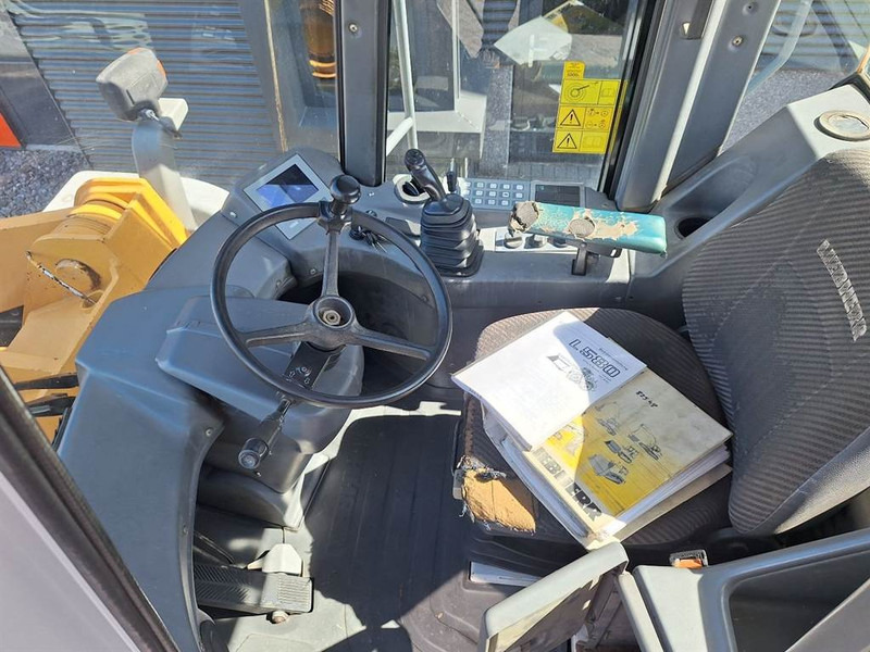 Wheel loader Liebherr L580: picture 16