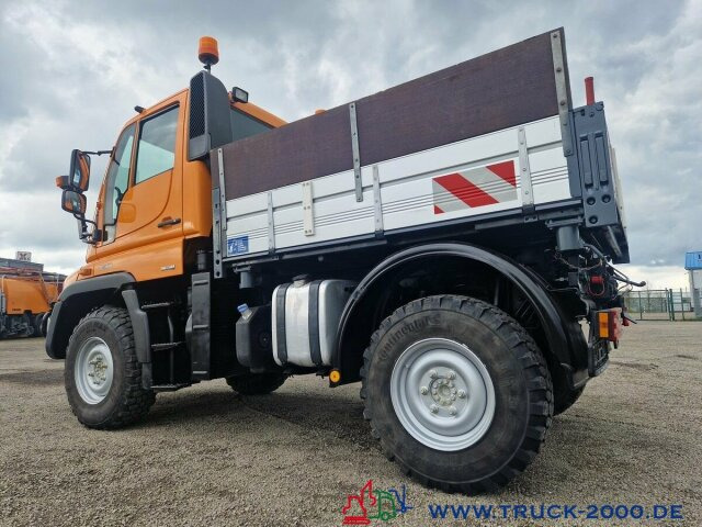 Interior photo 3: Lease a Unimog U300 4x4 Zapfwelle Arbeitsplatte Nur 113.106 KM Unimog U300 4x4 Zapfwelle Arbeitsplatte Nur 113.106 KM