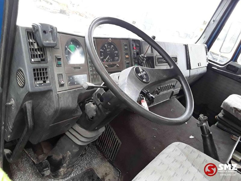 Interior photo 2: Tipper MAN 26.422 25-422 manual pump