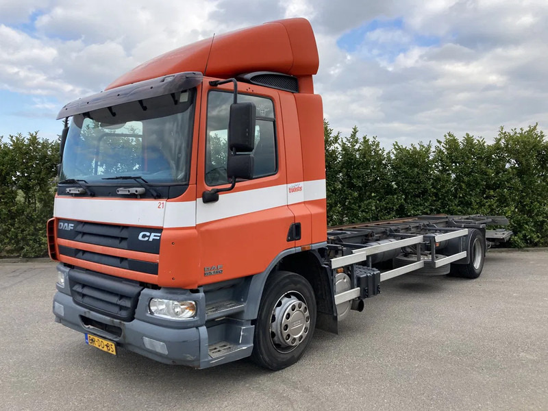 DAF CF65.180 Euro3 Manual / Laadklep - Cab chassis truck: picture 2 DAF CF65.180 Euro3 Manual / Laadklep - Cab chassis truck: picture 2