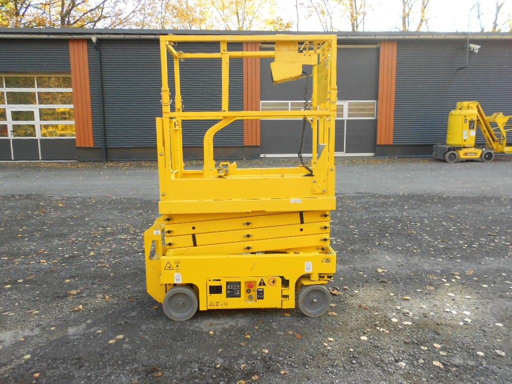 Truck mounted aerial platform Genie GS 1330, Leichtscherenarbeitsbühne Genie 5,9 m: picture 15 Truck mounted aerial platform Genie GS 1330, Leichtscherenarbeitsbühne Genie 5,9 m: picture 15