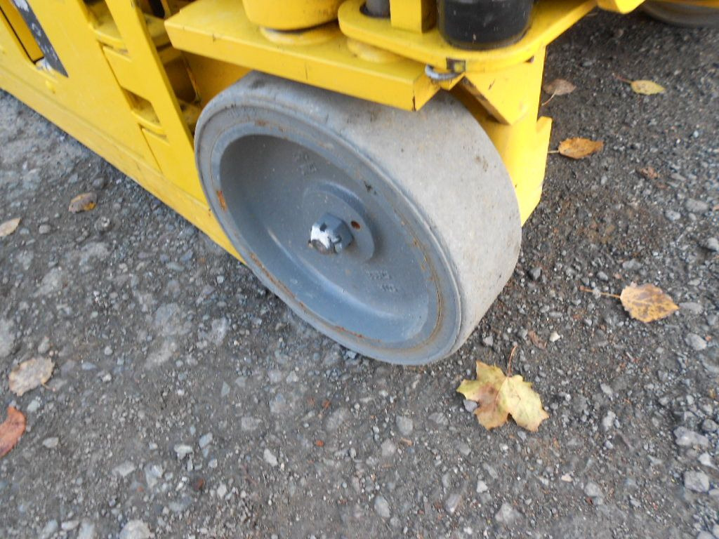 Truck mounted aerial platform Genie GS 1330, Leichtscherenarbeitsbühne Genie 5,9 m: picture 8 Truck mounted aerial platform Genie GS 1330, Leichtscherenarbeitsbühne Genie 5,9 m: picture 8