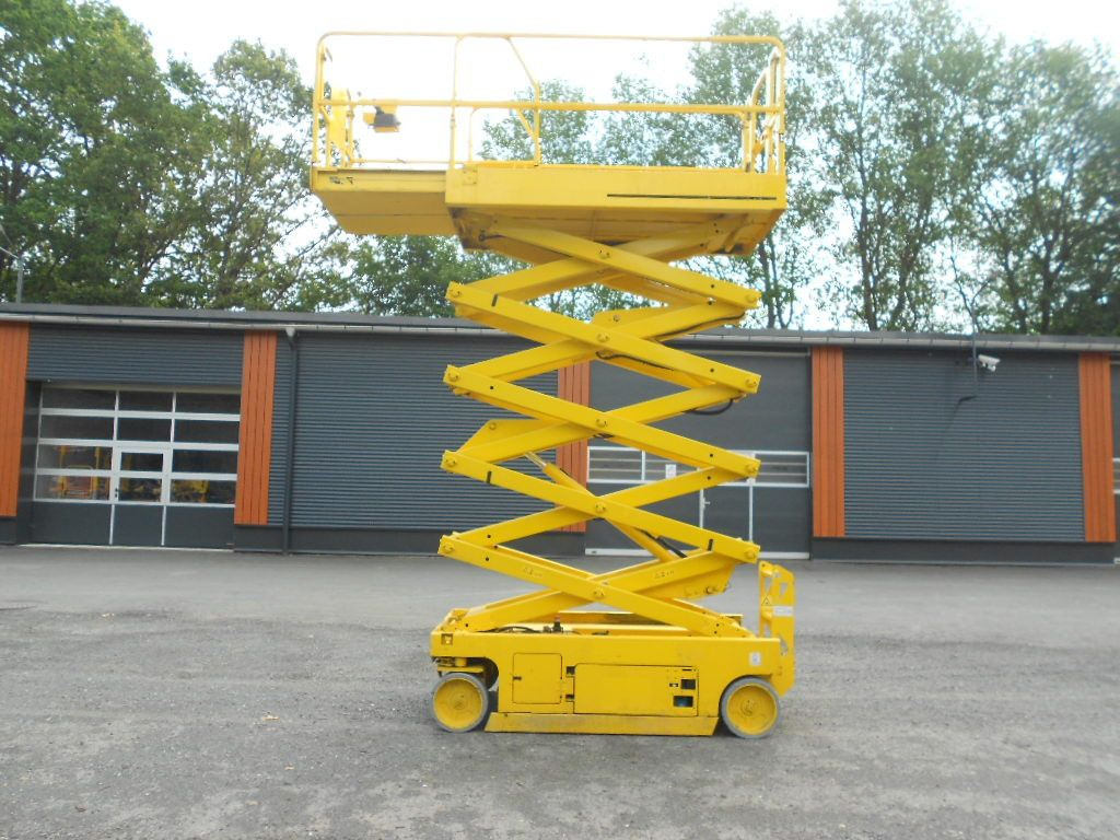 Genie GS 3246, Scherenarbeitsbühne Genie 11,9 m - Scissor lift: picture 1 Genie GS 3246, Scherenarbeitsbühne Genie 11,9 m - Scissor lift: picture 1