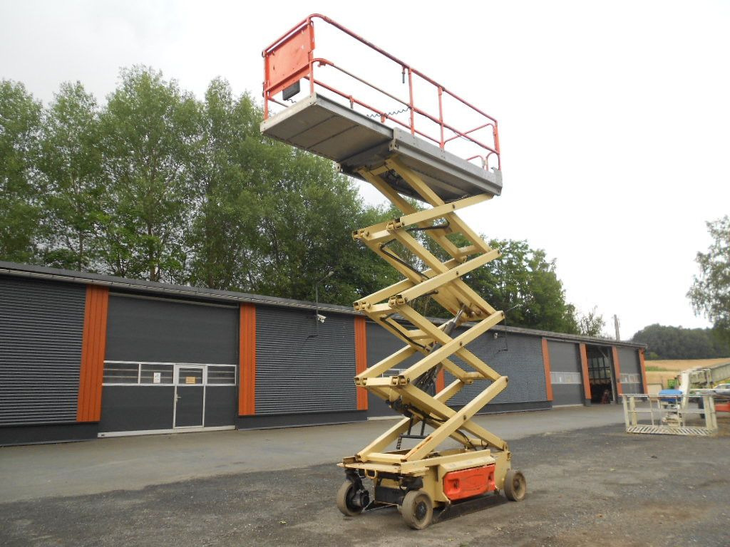 JLG JLG 3246, Scherenarbeitsbühne, 11,9 m - Scissor lift: picture 2 JLG JLG 3246, Scherenarbeitsbühne, 11,9 m - Scissor lift: picture 2
