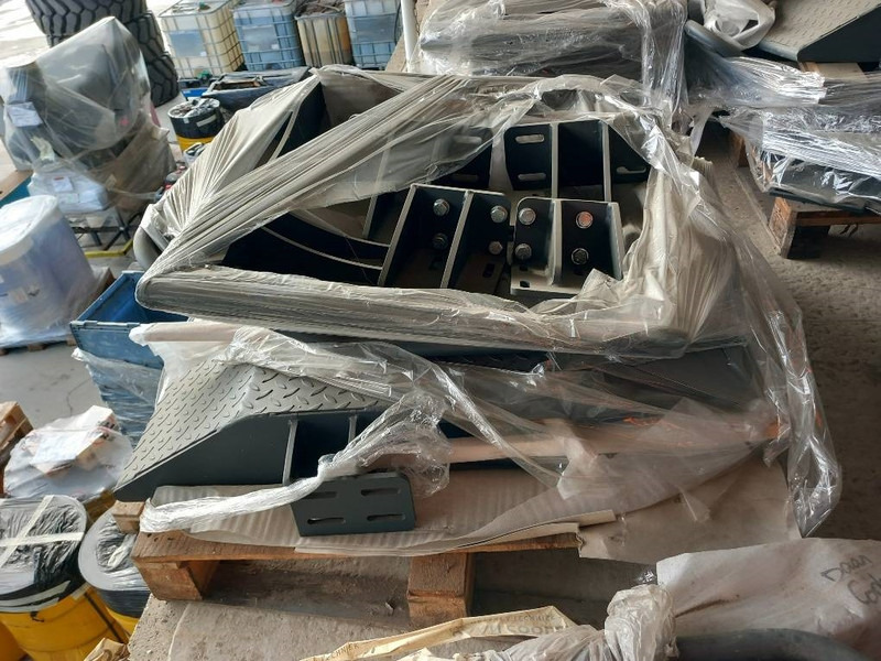 Komatsu PW158-11 MUDGUARDS - Attachment for Construction machinery: picture 3 Komatsu PW158-11 MUDGUARDS - Attachment for Construction machinery: picture 3