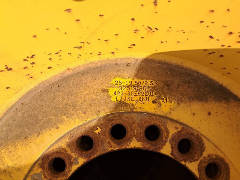 Komatsu WA380 4x RIM ASSY 423-30-62201 - Wheels and tires for Construction machinery: picture 3 Komatsu WA380 4x RIM ASSY 423-30-62201 - Wheels and tires for Construction machinery: picture 3