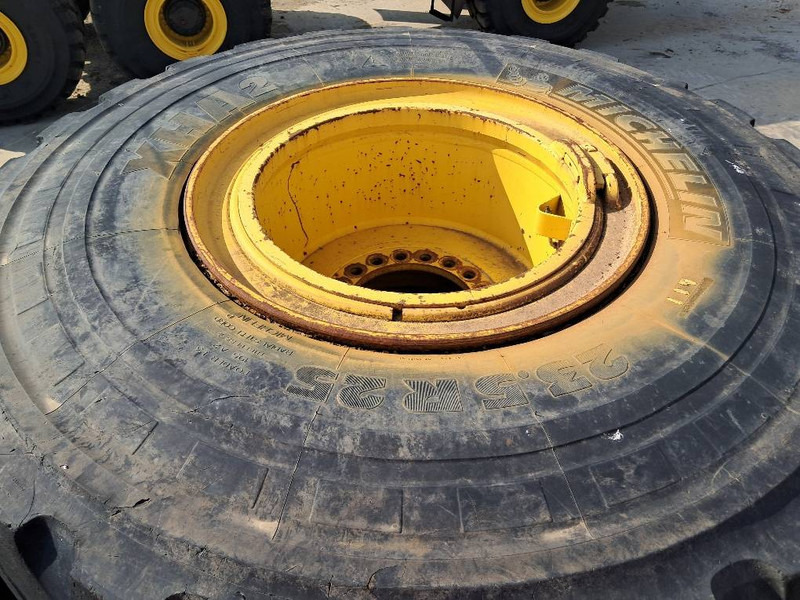 Komatsu WA380 RIM ASSY 423-30-62201 - Wheels and tires for Construction machinery: picture 1 Komatsu WA380 RIM ASSY 423-30-62201 - Wheels and tires for Construction machinery: picture 1