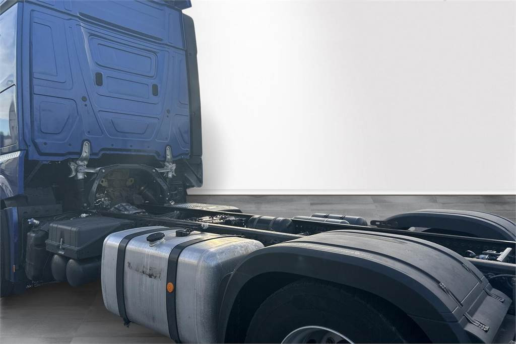 Cab chassis truck Mercedes-Benz Actros 3563: picture 6