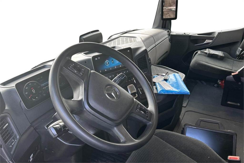 Interior photo 1: Cab chassis truck Mercedes-Benz Actros 3563