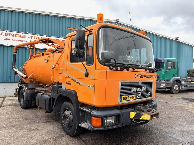 MAN F 15.192 (6-CILINDER) WITH GEESINK VACUUM TANK (MANUAL GEARBOX / P.T.O.) ORIGINAL DUTCH TRUCK - Vacuum truck: picture 2 MAN F 15.192 (6-CILINDER) WITH GEESINK VACUUM TANK (MANUAL GEARBOX / P.T.O.) ORIGINAL DUTCH TRUCK - Vacuum truck: picture 2
