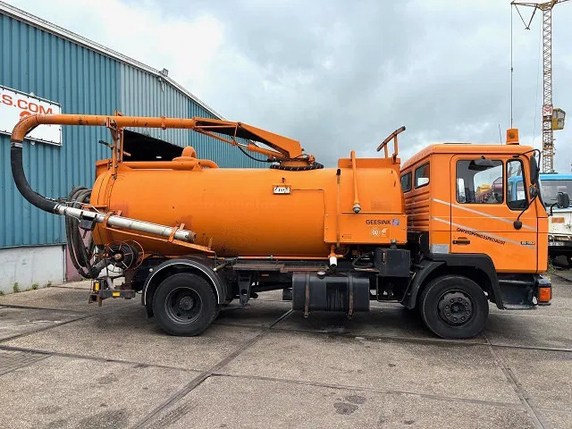 MAN F 15.192 (6-CILINDER) WITH GEESINK VACUUM TANK (MANUAL GEARBOX / P.T.O.) ORIGINAL DUTCH TRUCK - Vacuum truck: picture 4 MAN F 15.192 (6-CILINDER) WITH GEESINK VACUUM TANK (MANUAL GEARBOX / P.T.O.) ORIGINAL DUTCH TRUCK - Vacuum truck: picture 4