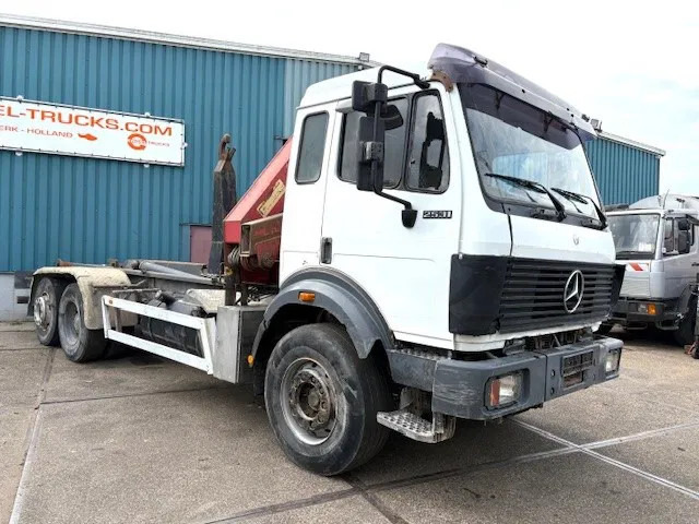 Mercedes-Benz SK 2527 6x2 HOOK-ARM SYSTEM WITH HMF CRANE (V6 ENGINE / ZF MANUAL GEARBOX / REDUCTION AXLE / STEEL SUSPENSION / P.T.O.) - Hook lift truck, Crane truck: picture 2 Mercedes-Benz SK 2527 6x2 HOOK-ARM SYSTEM WITH HMF CRANE (V6 ENGINE / ZF MANUAL GEARBOX / REDUCTION AXLE / STEEL SUSPENSION / P.T.O.) - Hook lift truck, Crane truck: picture 2