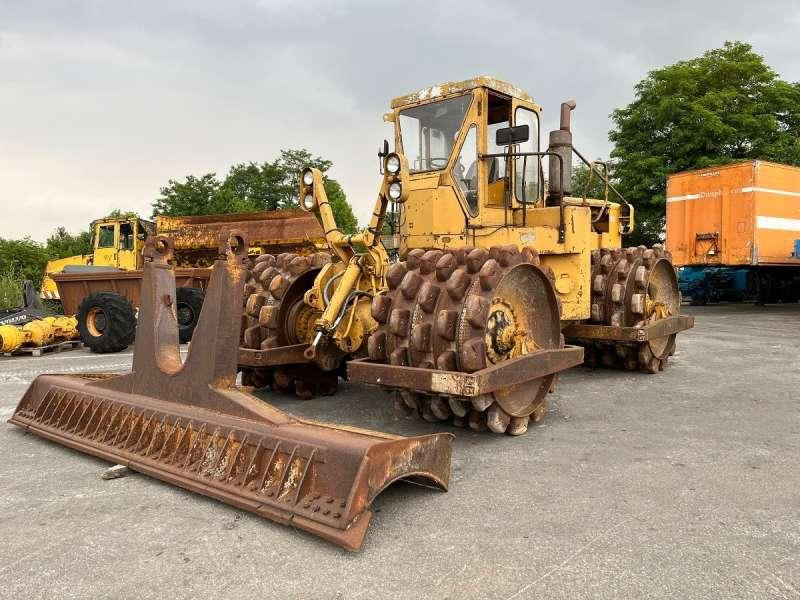 Caterpillar Compacteur à Déchet / Pieds de Mouton 825 + porte engins - Compactor: picture 3 Caterpillar Compacteur à Déchet / Pieds de Mouton 825 + porte engins - Compactor: picture 3